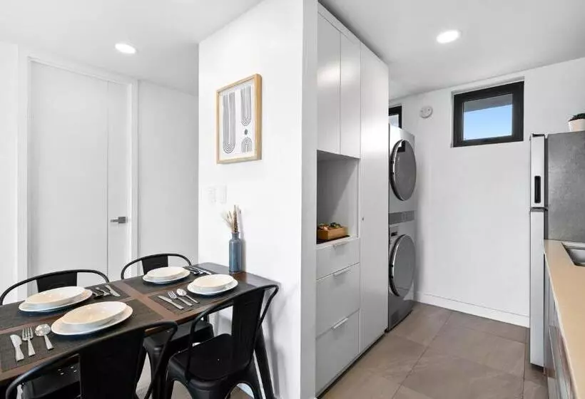 Downtown Apartment With Balcony City View, Gym & Lounge