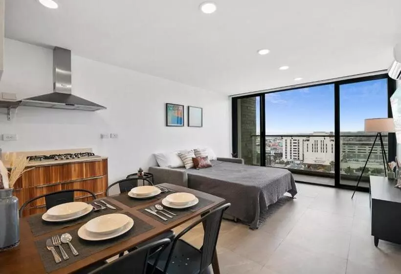 Downtown Apartment With Balcony City View, Gym & Lounge