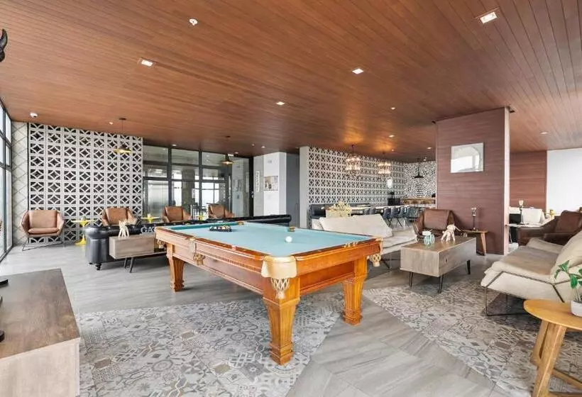 Downtown Apartment With Balcony City View, Gym & Lounge
