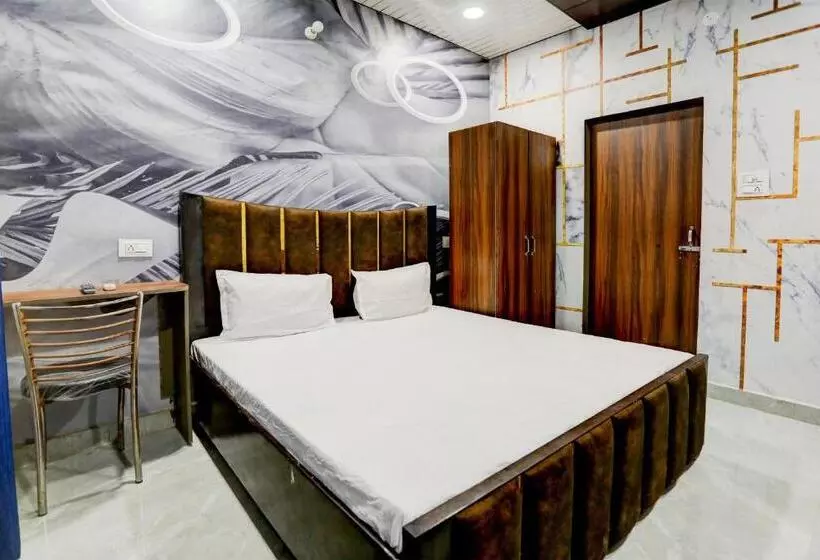 ホテル Rishu Homestay    Lpu Law Gate    For Students, Couples, Parents, Family And Travellers