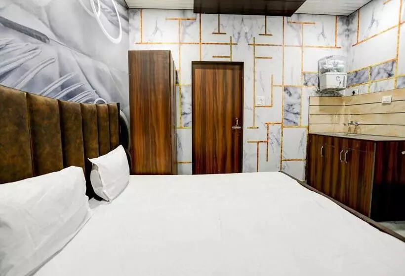 ホテル Rishu Homestay    Lpu Law Gate    For Students, Couples, Parents, Family And Travellers