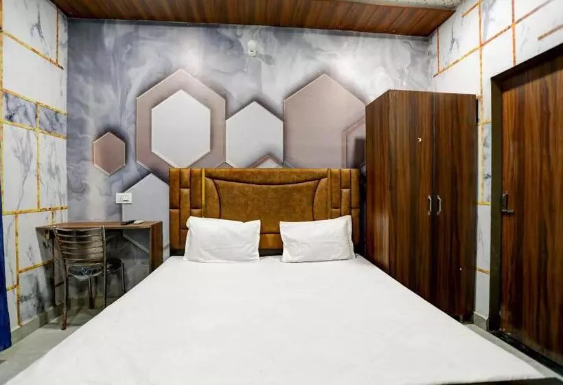 ホテル Rishu Homestay    Lpu Law Gate    For Students, Couples, Parents, Family And Travellers