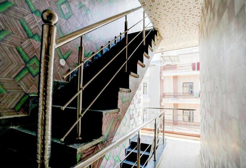 هتل Rishu Homestay    Lpu Law Gate    For Students, Couples, Parents, Family And Travellers