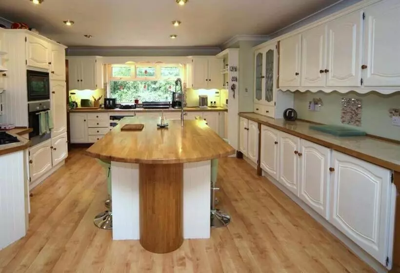 تختخواب و صبحانه Launard House