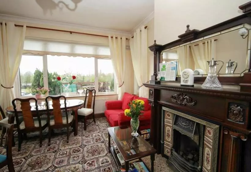 تختخواب و صبحانه Launard House
