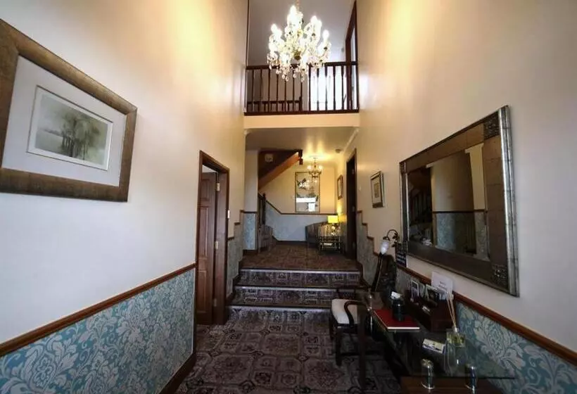 تختخواب و صبحانه Launard House