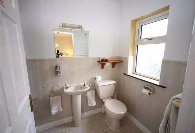 تختخواب و صبحانه Launard House