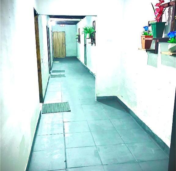 تختخواب و صبحانه La Escala Aeropuerto