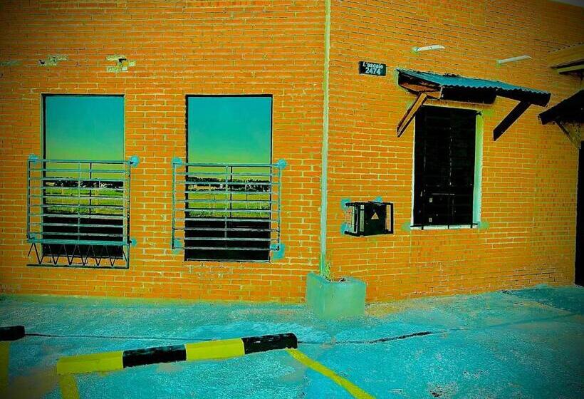 تختخواب و صبحانه La Escala Aeropuerto