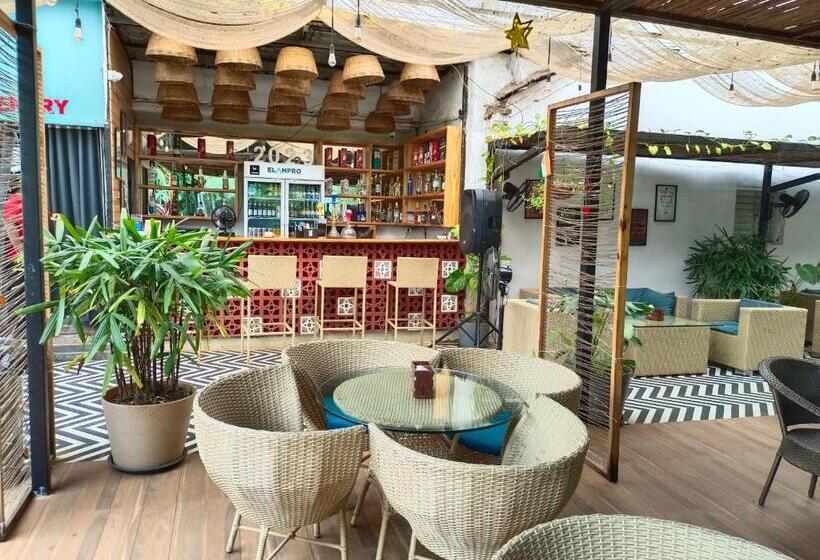 בית מלון כפרי South Delhi Restaurant And Resort