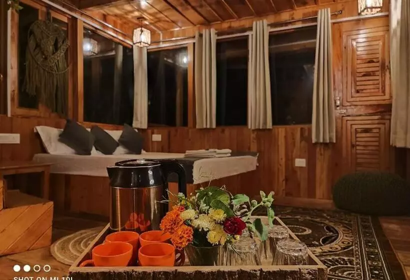 ペンション The Tree Top Treehouse Jibhi