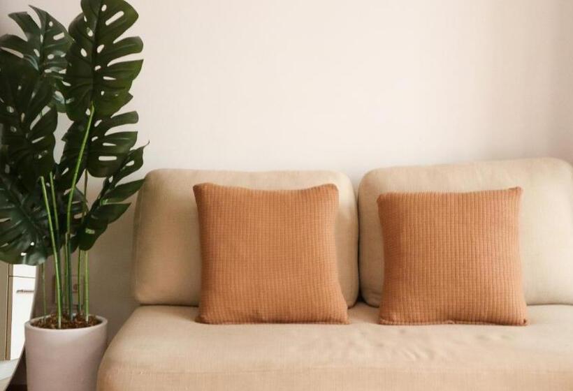 R Home Staycation Niagara Tower