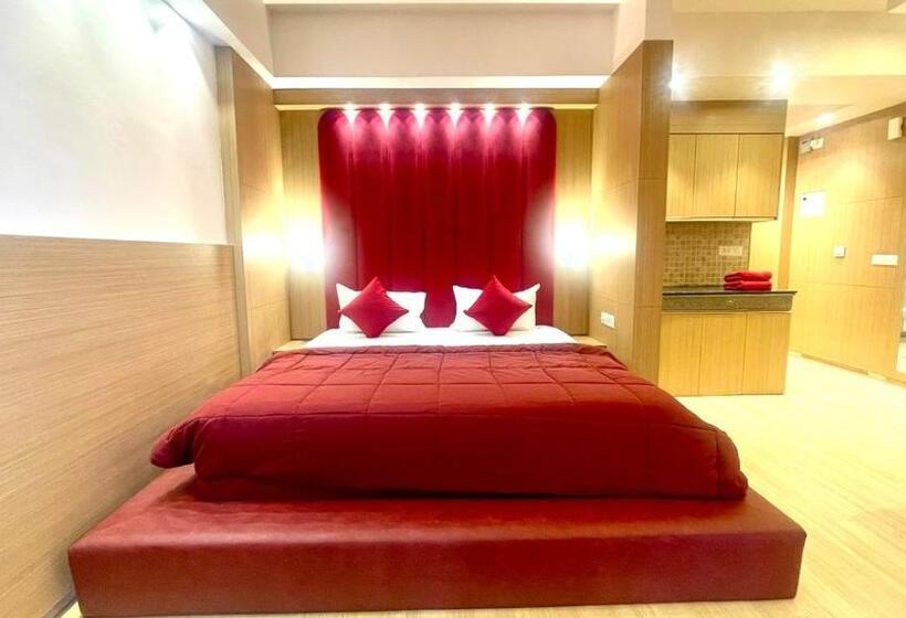 The Pearl Couple Friendly