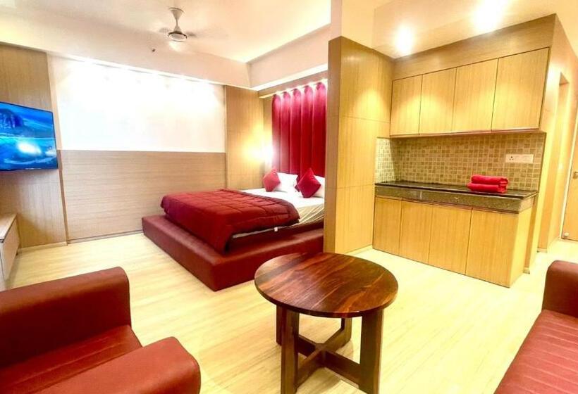 The Pearl Couple Friendly