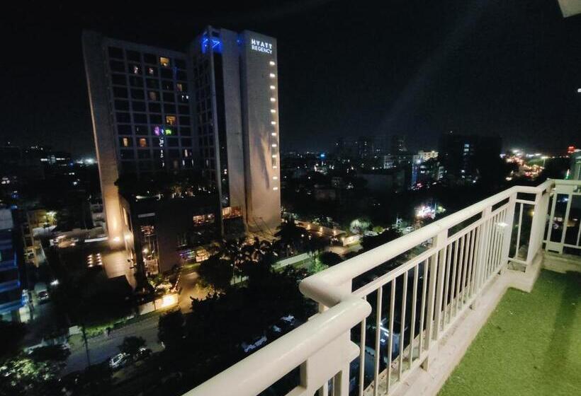 The Pearl Couple Friendly