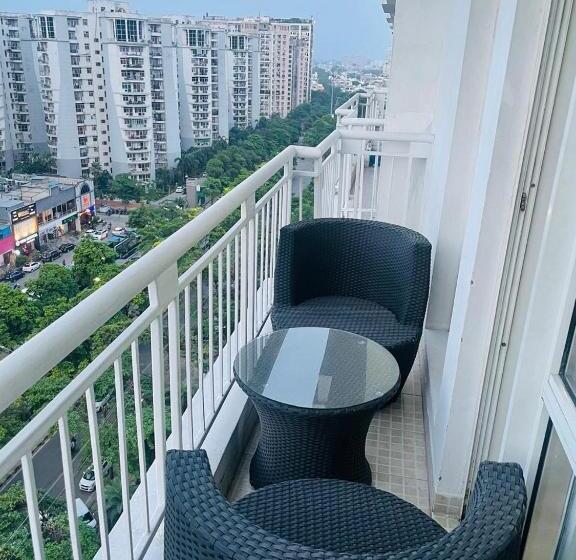 The Pearl Couple Friendly