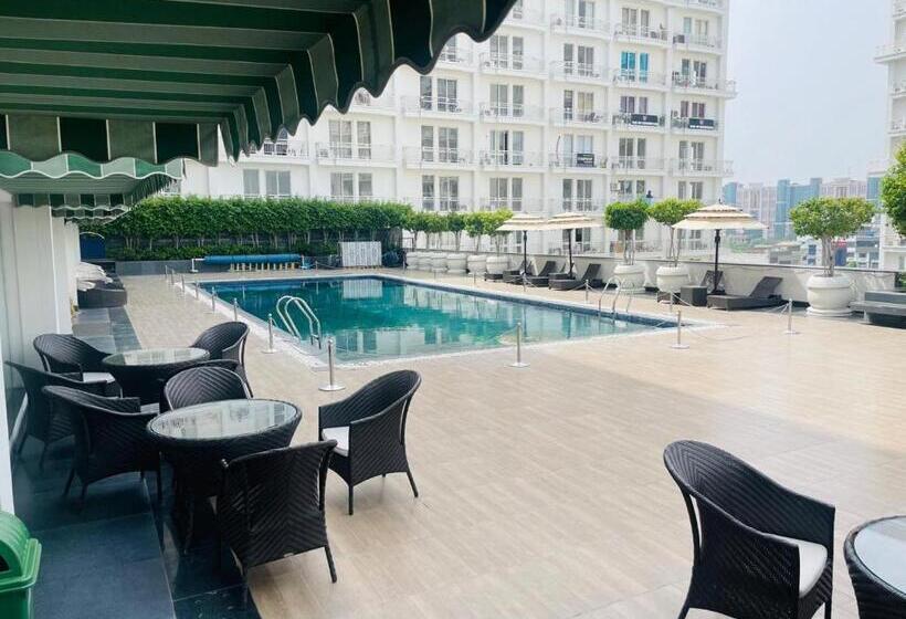 The Pearl Couple Friendly