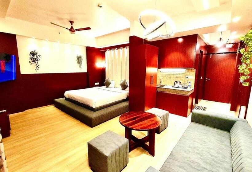 The Pearl Couple Friendly