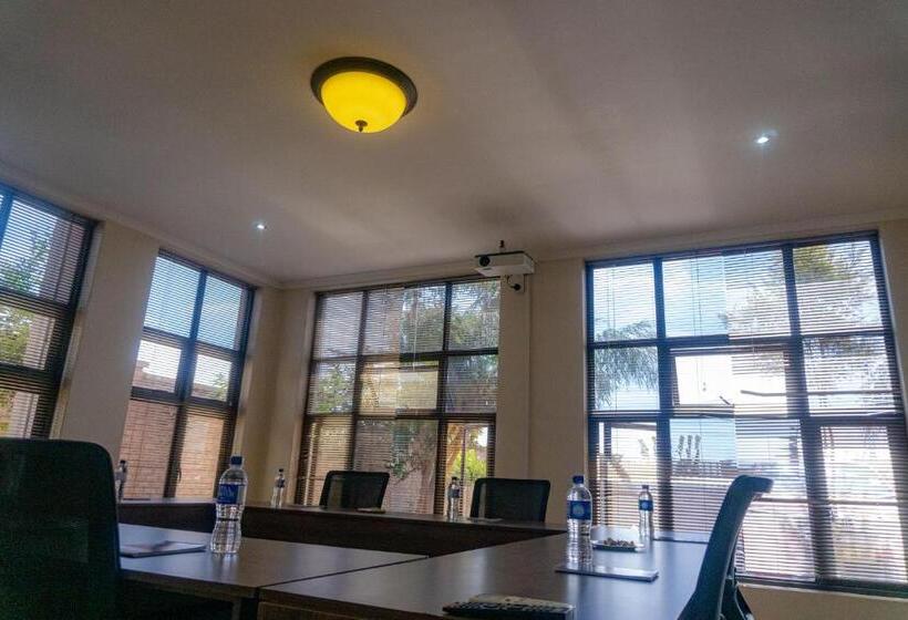 هتل Legacy Suites