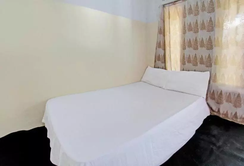 ホテル Oyo Life 92853 Kost 999