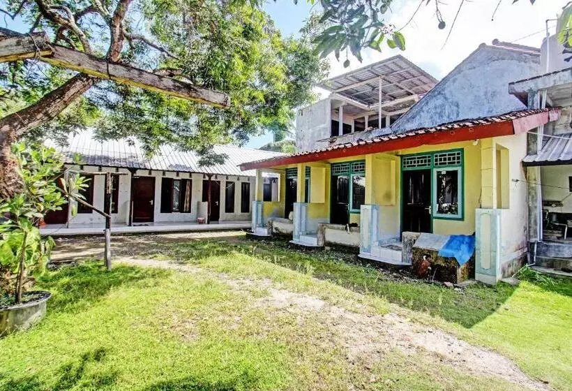 ホテル Oyo Life 92853 Kost 999