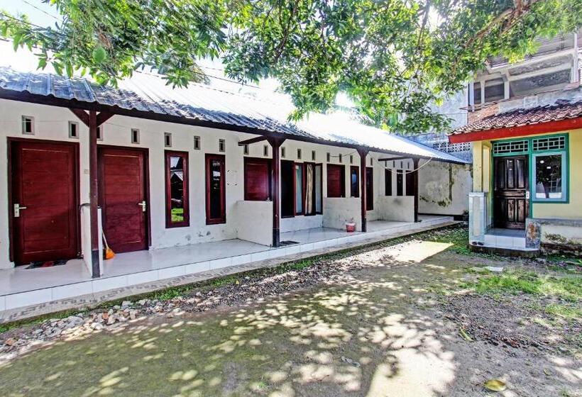 ホテル Oyo Life 92853 Kost 999