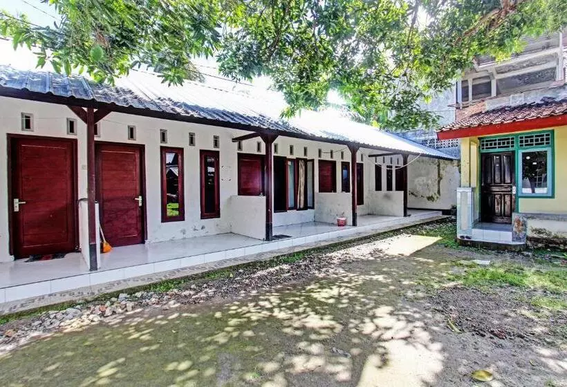 ホテル Oyo Life 92853 Kost 999