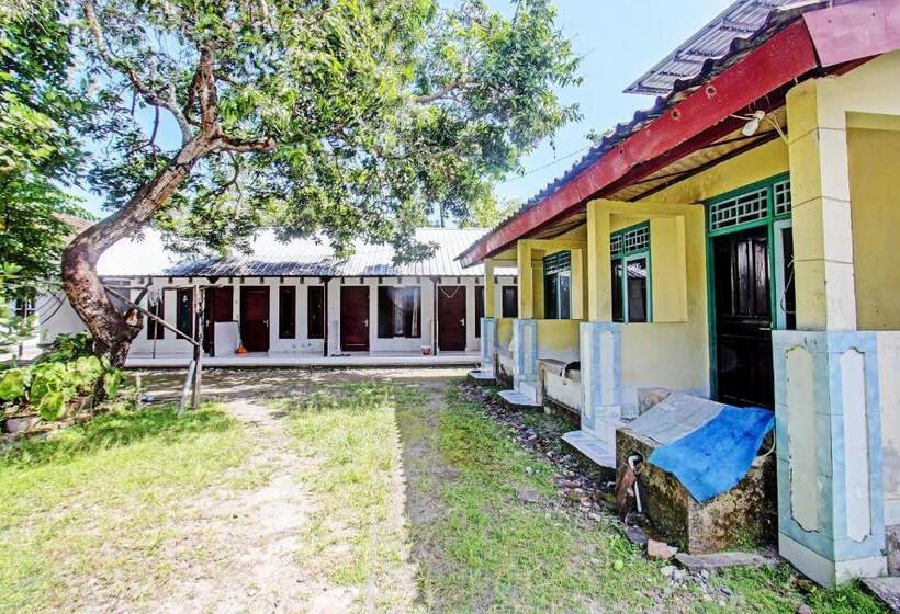 ホテル Oyo Life 92853 Kost 999