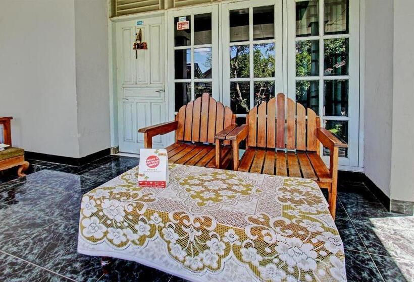 ホテル Oyo Life 92853 Kost 999