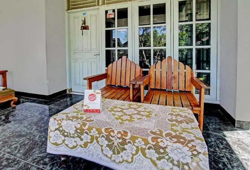 ホテル Oyo Life 92853 Kost 999