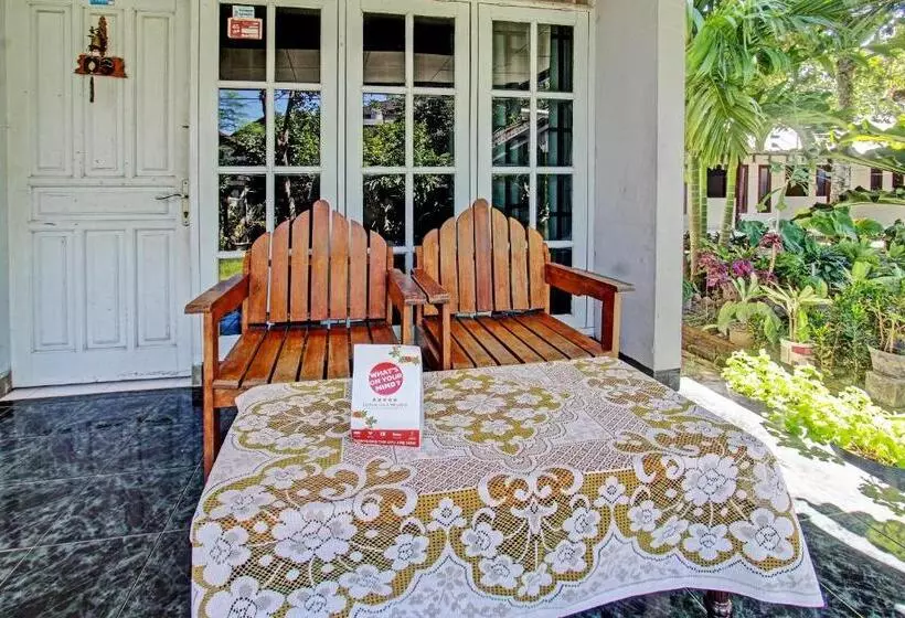 ホテル Oyo Life 92853 Kost 999