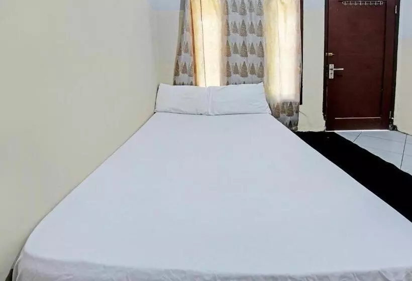 ホテル Oyo Life 92853 Kost 999