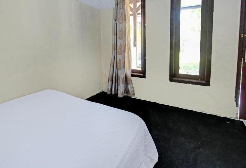 ホテル Oyo Life 92853 Kost 999