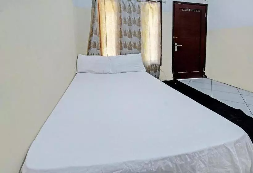 ホテル Oyo Life 92853 Kost 999