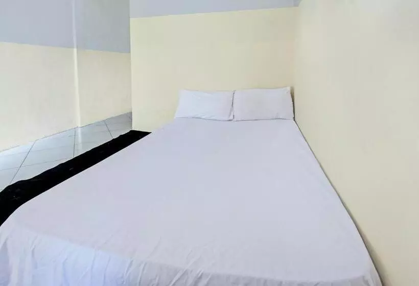 ホテル Oyo Life 92853 Kost 999