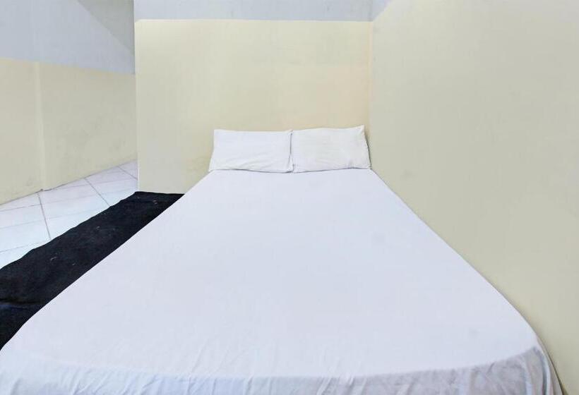 ホテル Oyo Life 92853 Kost 999