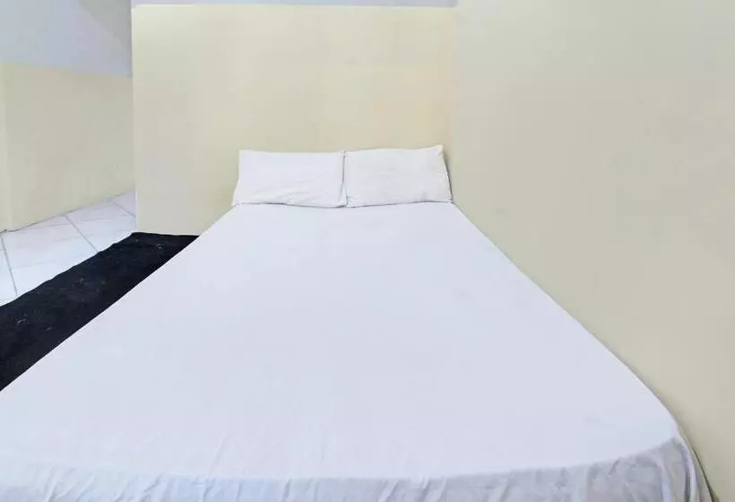 ホテル Oyo Life 92853 Kost 999