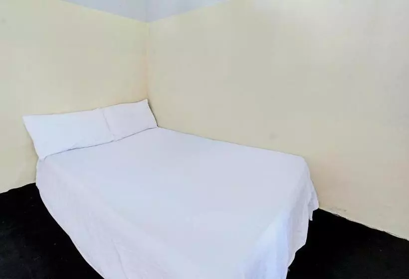 ホテル Oyo Life 92853 Kost 999