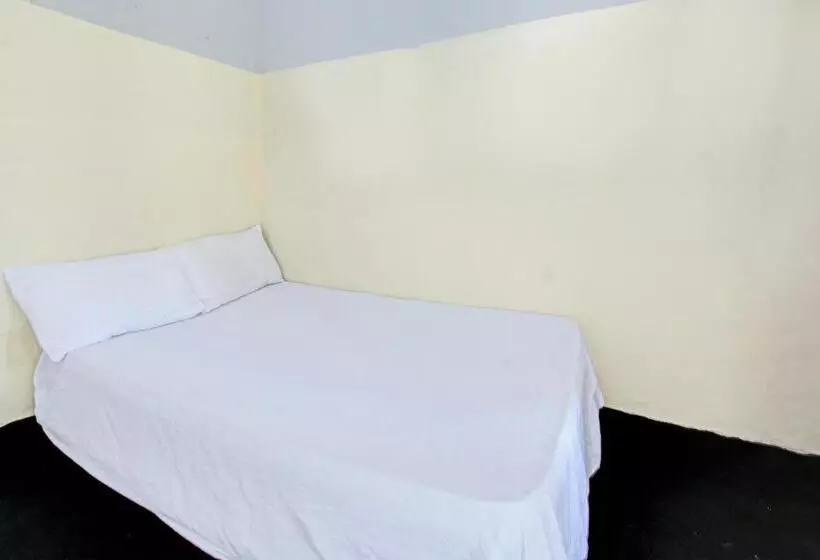 ホテル Oyo Life 92853 Kost 999