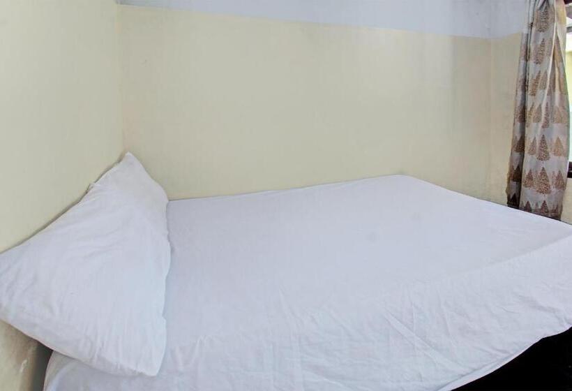 ホテル Oyo Life 92853 Kost 999