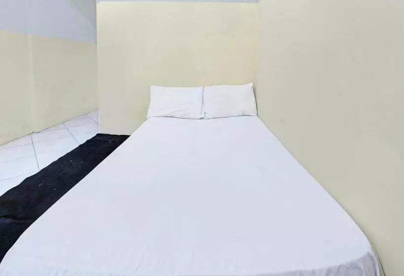 ホテル Oyo Life 92853 Kost 999