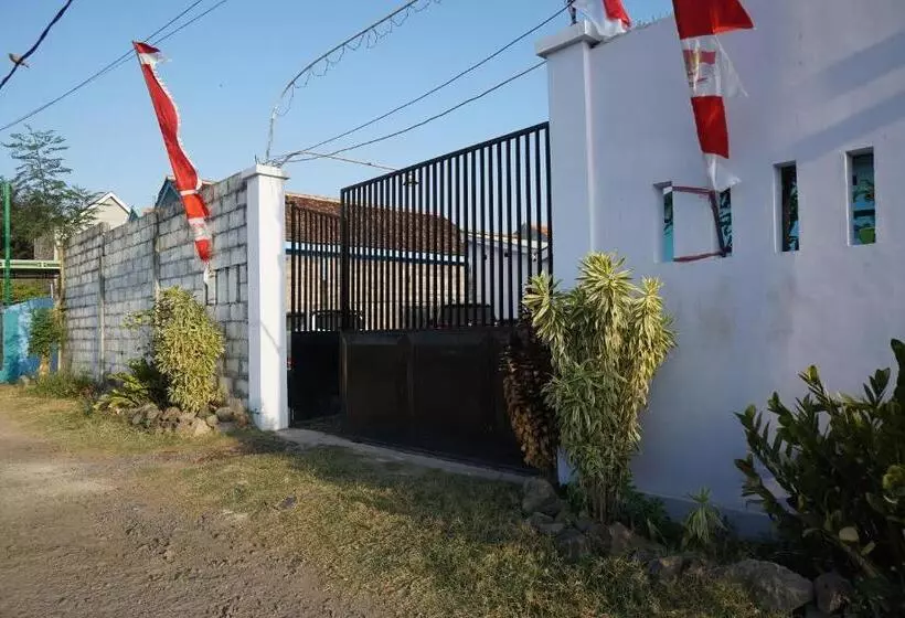 Hotelli Oyo Life 93017 Kost H Soeroso