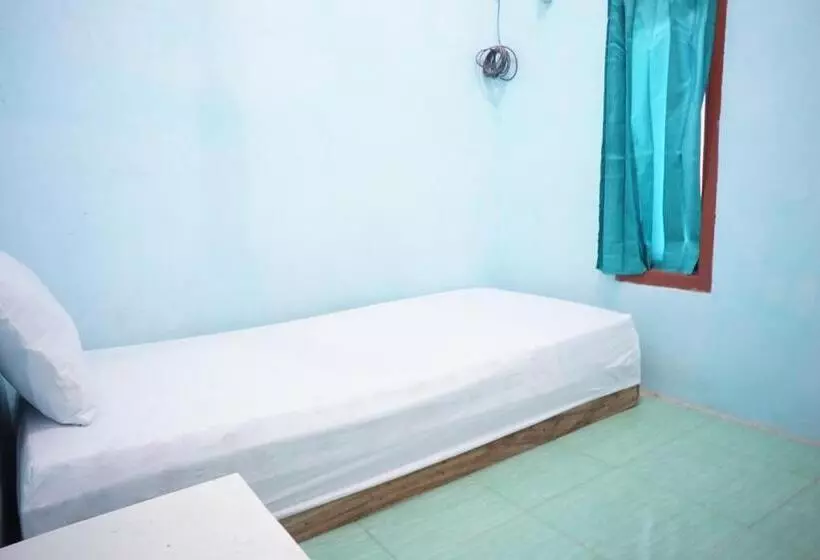 Hotelli Oyo Life 93017 Kost H Soeroso