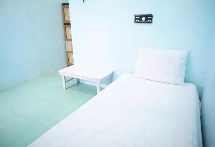 Hotelli Oyo Life 93017 Kost H Soeroso