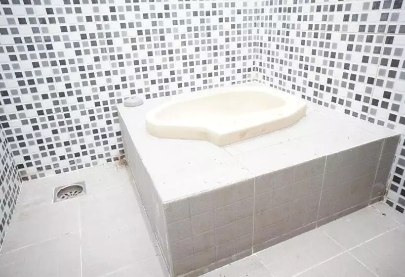 Hotelli Oyo Life 93017 Kost H Soeroso