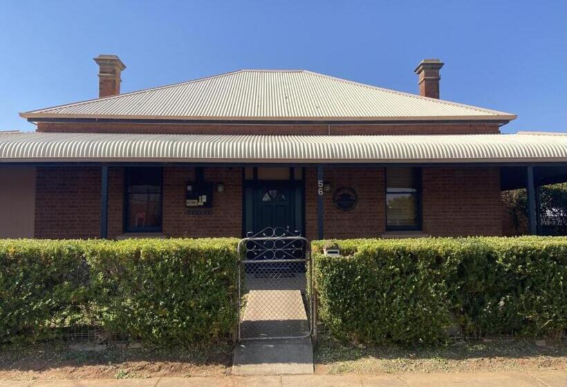 펜션 Perrington Estate