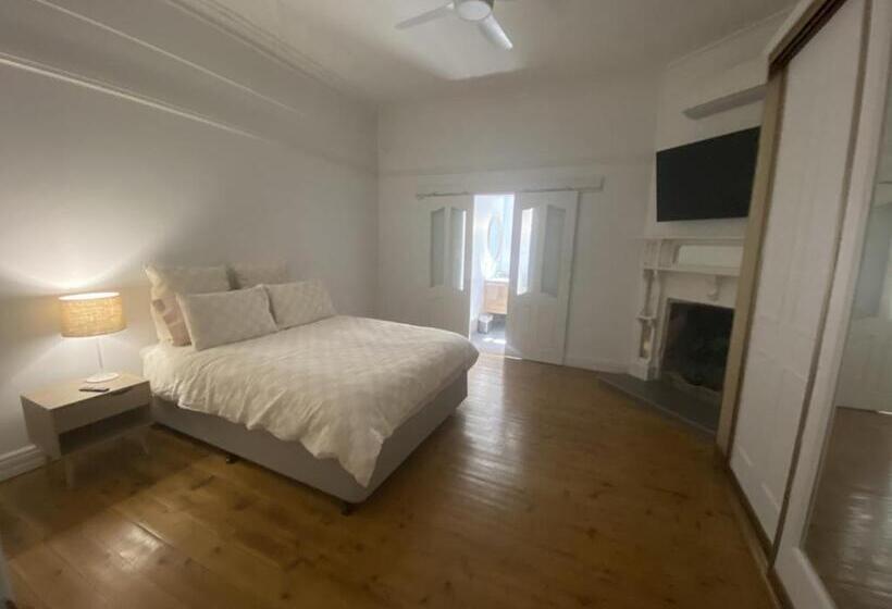 펜션 Perrington Estate