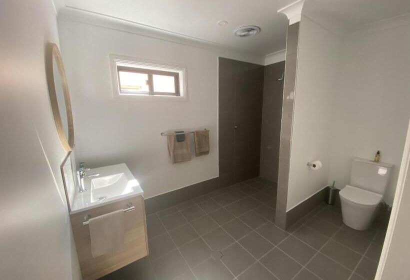 펜션 Perrington Estate