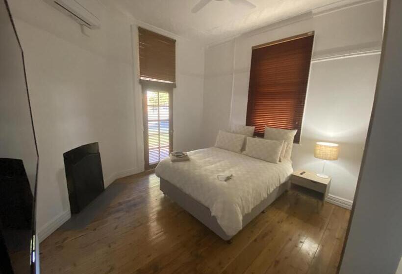 펜션 Perrington Estate