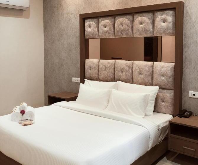 Hotel Spt Clarks Inn Suite, Mandi